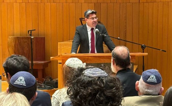 אקוניס מזהיר: "האיומים על ישראל נמשכים – והעולם שותק"