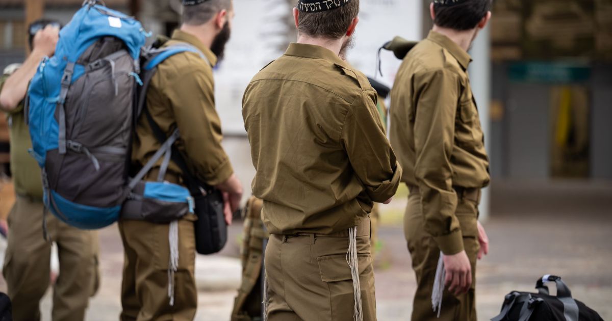 הכתב הצבאי מוחה: 