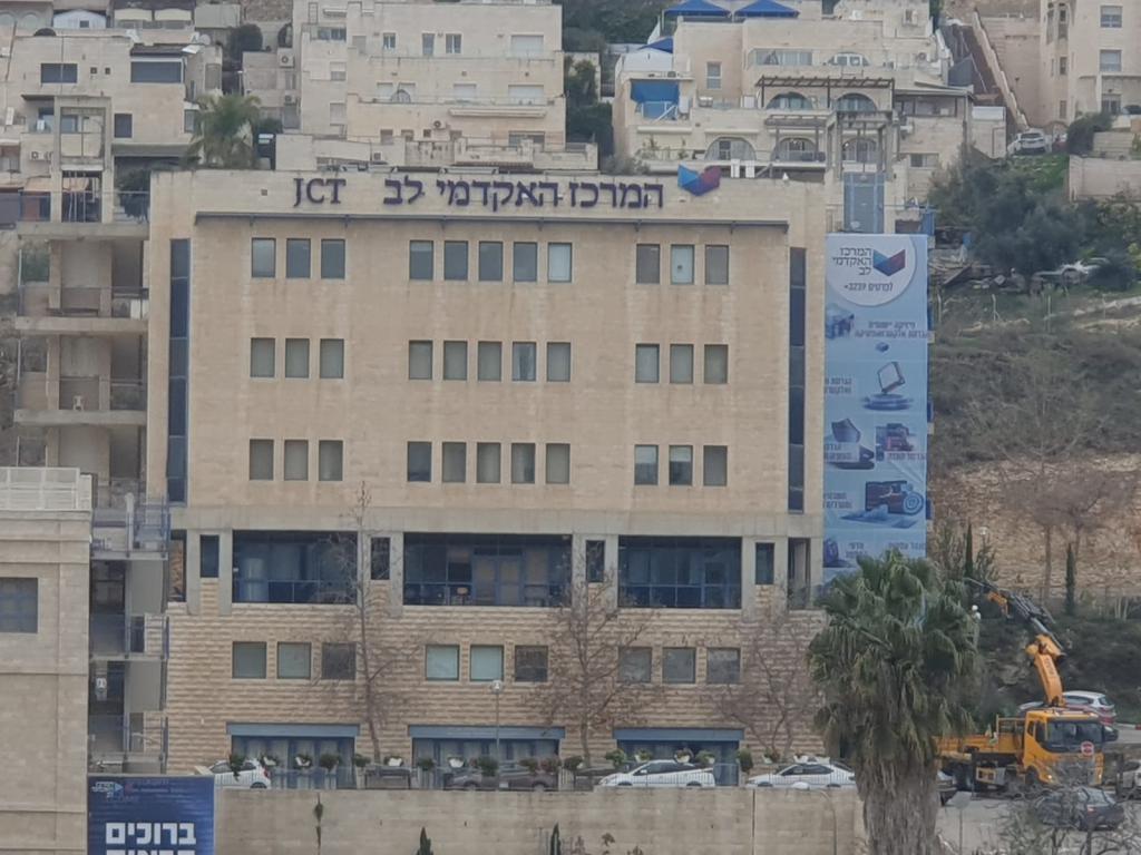 טלטלה במרכז האקדמי לב: המנכ"ל הודיע במפתיע על פרישה
