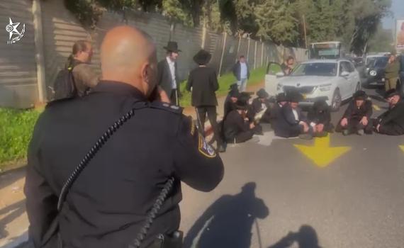 בהפגנה נגד גיוס חרדים לצה"ל: נעצר חשוד שתקף את השוטרים