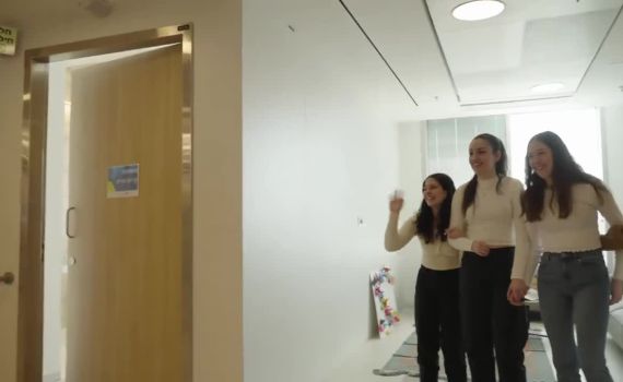 נוגע ללב: שליח טראמפ תועד חוגג ושר עם התצפיתניות המשוחררות