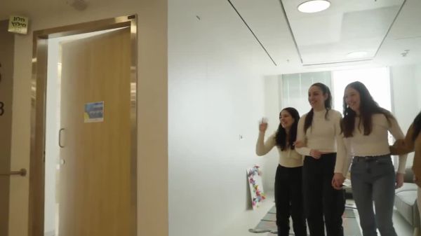 נוגע ללב: שליח טראמפ תועד חוגג ושר עם התצפיתניות המשוחררות