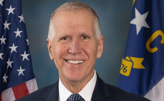 בינגו פוליטי: הסנאטור מתייחס לטענות נגד מועמדו של טראמפ