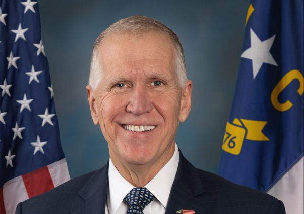 בינגו פוליטי: הסנאטור מתייחס לטענות נגד מועמדו של טראמפ