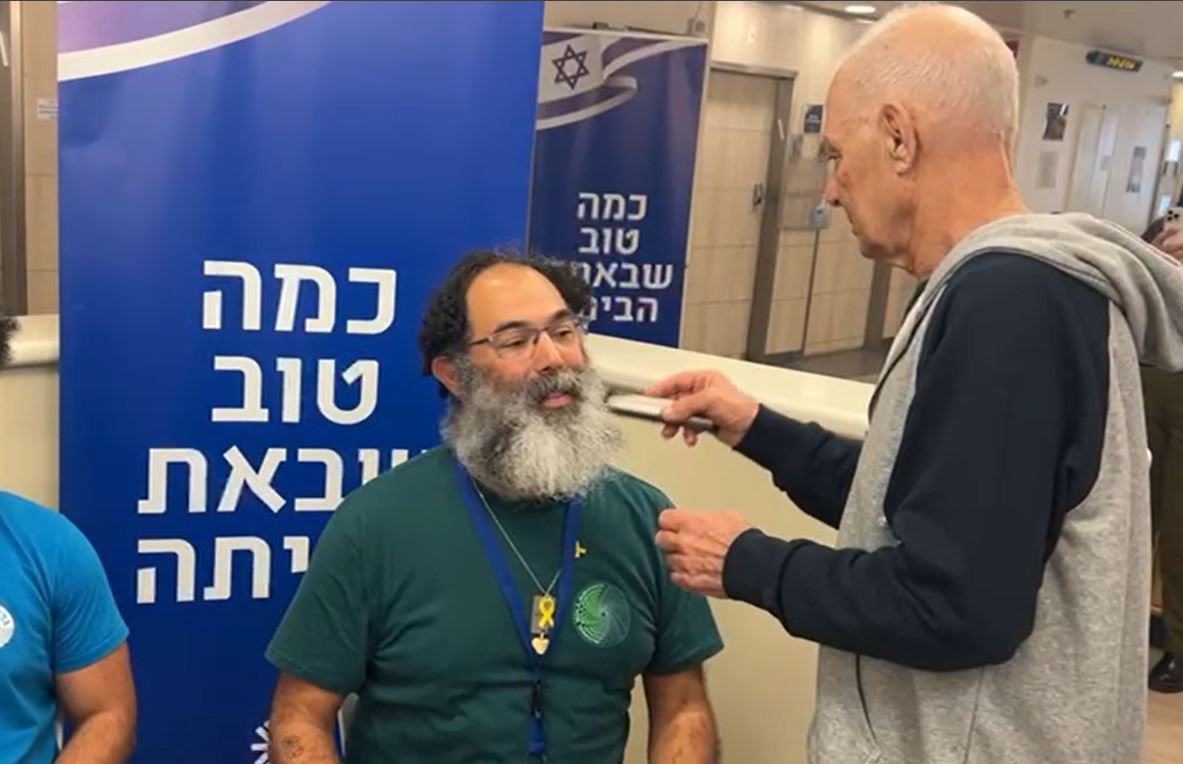 הבטיח וקיים: בנו של החטוף התגלח אחרי שנה ורבע