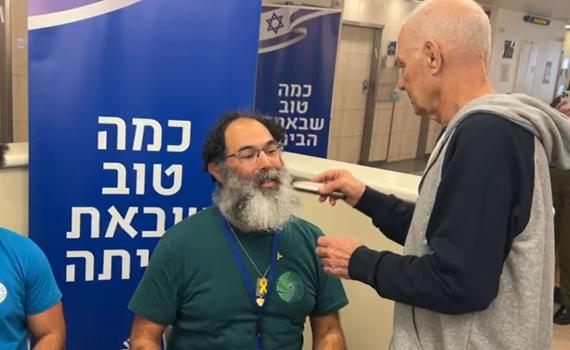 הבטיח וקיים: בנו של החטוף התגלח אחרי שנה ורבע