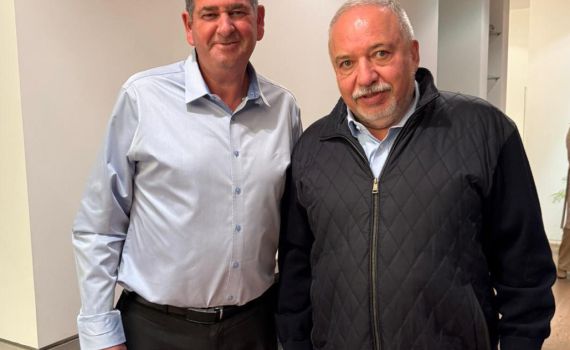 לוטש עין למגזר: ליברמן הגיע לכנס סרוג בגבעת שמואל