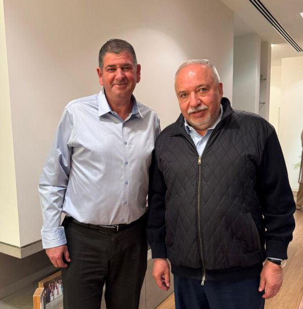 לוטש עין למגזר: ליברמן הגיע לכנס סרוג בגבעת שמואל