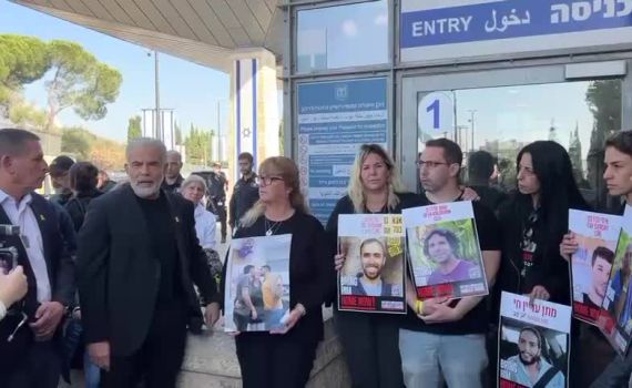 לפיד עם עינב צנגאוקר מחוץ לכנסת: "אוחנה מסרב לענות לי"