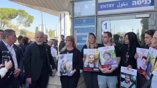 לפיד עם עינב צנגאוקר מחוץ לכנסת: "אוחנה מסרב לענות לי"