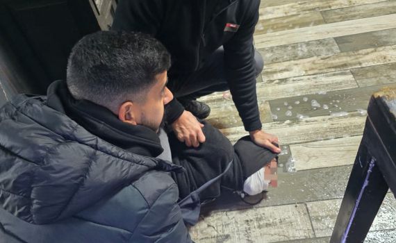 באר שבע: שוטרים עצרו על חם חשודים בפריצה לפאב. צפו