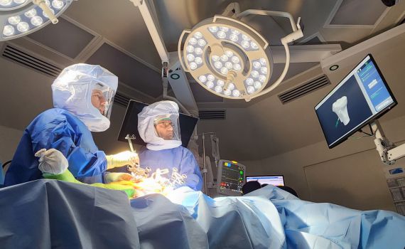 הרובוט שמבצע ניתוח להחלפת מפרקים. צפו