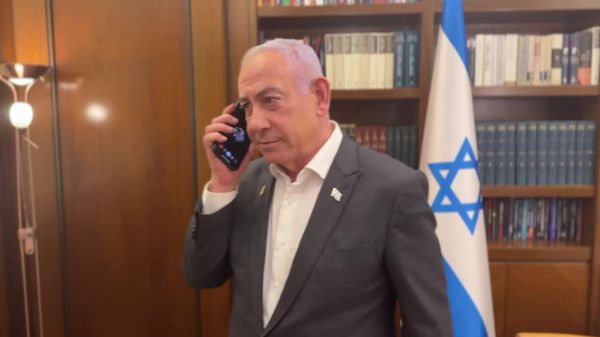 צפו בשיחה של נתניהו עם גל הירש: "הן כבר חצו את הגבול?"