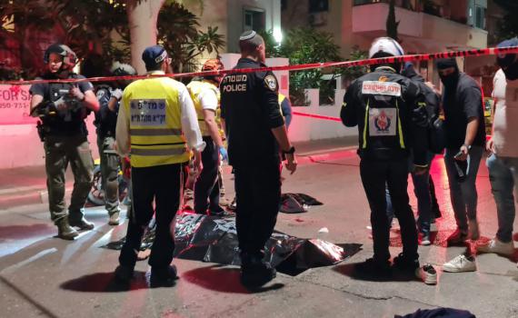הפיגוע בתל אביב: מתנפל עם סכין ומתחיל לדקור. צפו