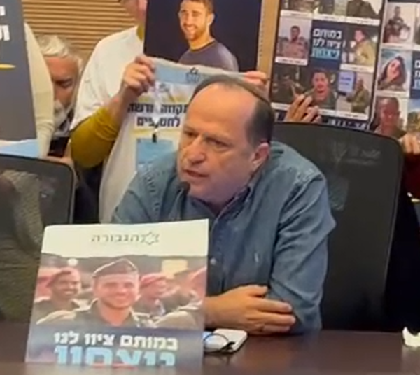 האב השכול הטיח בח"כים: "שכחתם את הנופלים". צפו