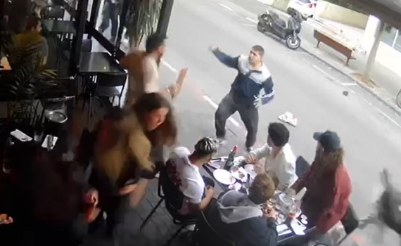 פולש לתוך חבורת אנשים ודוקר: תיעוד הפיגוע בתל אביב