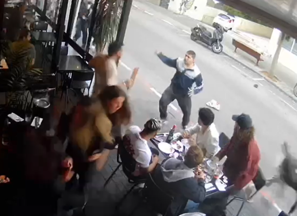 פולש לתוך חבורת אנשים ודוקר: תיעוד הפיגוע בתל אביב