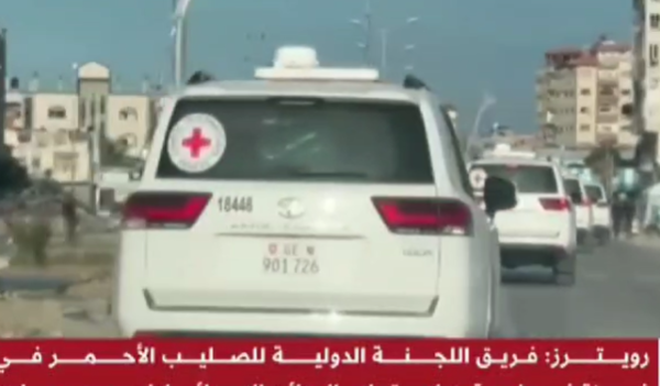 החל תהליך העברת החטופות. צפו בתיעוד