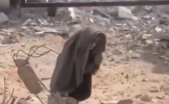 תיעוד: יחיא סינוואר מסתובב בין ההריסות ברצועת עזה