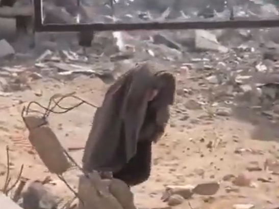 תיעוד: יחיא סינוואר מסתובב בין ההריסות ברצועת עזה