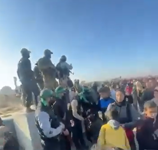 מרתיח: מחבלי חמאס חמושים מקבלים את השבים צפונה