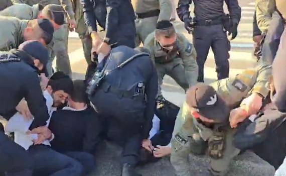 חרדים מפגינים מול לשכת הגיוס: "נוח'בות, מחבלים לכו לעזה"