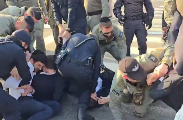 חרדים מפגינים מול לשכת הגיוס: "נוח'בות, מחבלים לכו לעזה"