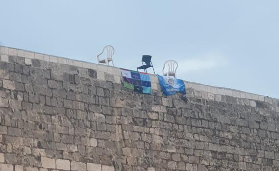 איזה ביזיון: יאיר אנסבכר תלה שלט מחאה על הכותל המערבי