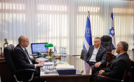 אוחנה נפגש עם יוזמי הפשרה: "נוכל להביא בשורה לאזרחי ישראל"