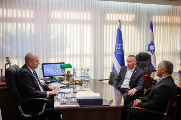 אוחנה נפגש עם יוזמי הפשרה: "נוכל להביא בשורה לאזרחי ישראל"