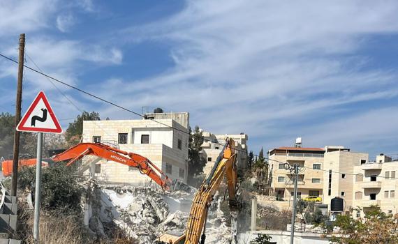 גוש עציון: נהרס בניין לא חוקי ממנו נזרקו אבנים על הציר