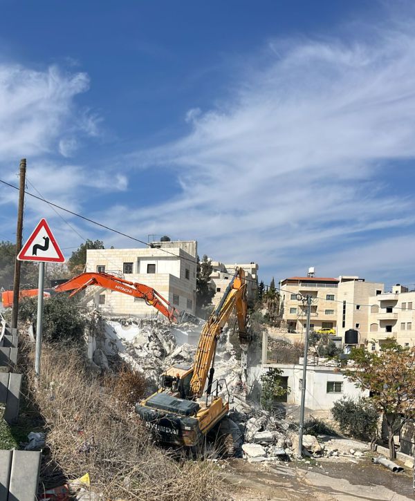 גוש עציון: נהרס בניין לא חוקי ממנו נזרקו אבנים על הציר