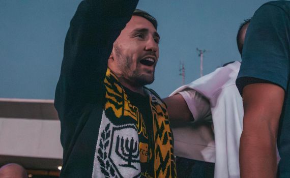 טירוף בנתב"ג: אצילי נחת בארץ, אלפי אוהדי בית"ר חיכו לו בשדה