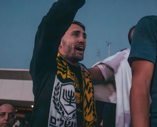 טירוף בנתב"ג: אצילי נחת בארץ, אלפי אוהדי בית"ר חיכו לו בשדה