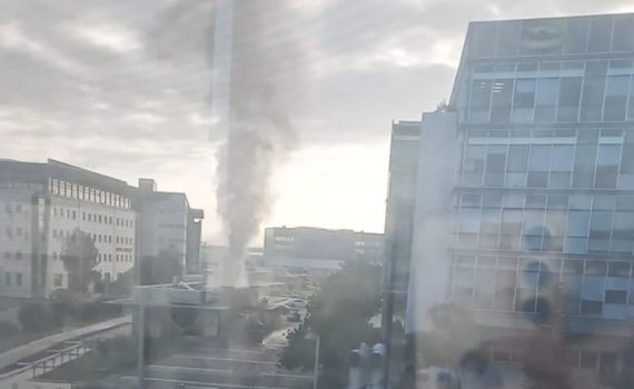 פטריית עשן שחורה: שריפה במסעדה בקריית התעופה