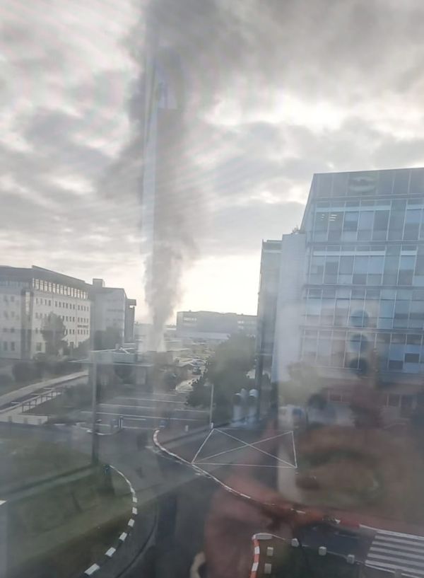 פטריית עשן שחורה: שריפה במסעדה בקריית התעופה