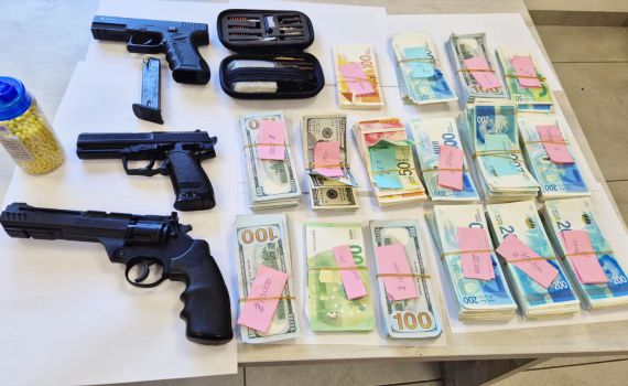 נשקים ו-300,000 שקל במזומן: שני שבח"ים נעצרו במאפייה בצפון