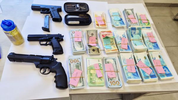 נשקים ו-300,000 שקל במזומן: שני שבח"ים נעצרו במאפייה בצפון