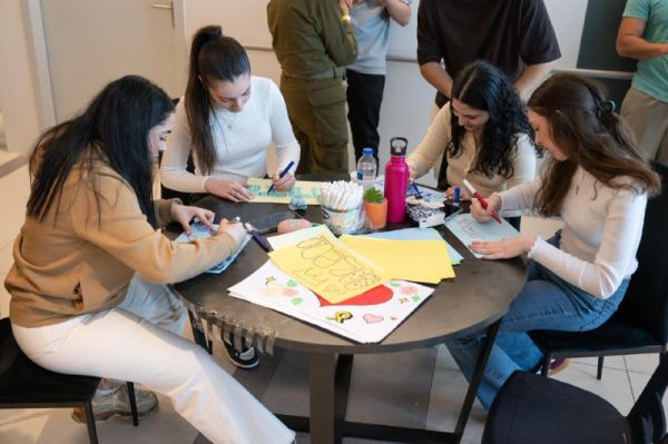 "גיבורה": התצפיתניות ששוחררו מחכות לאגם ברגר | צפו בתמונות