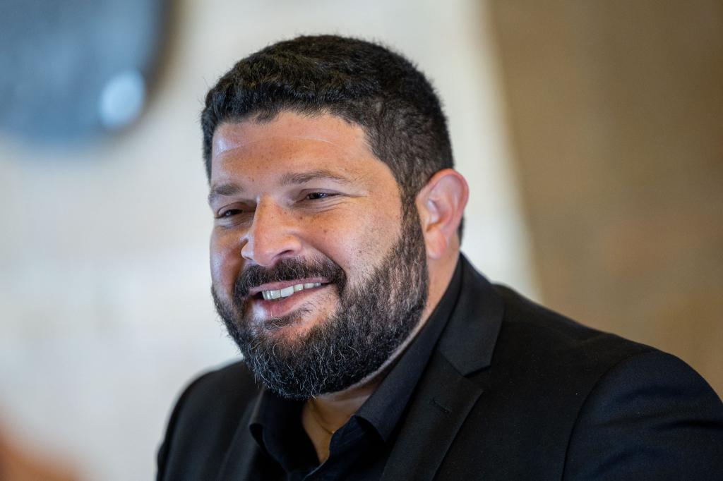 בית המשפט עיכב את תביעת הענק של אחים לנשק נגד אלמוג כהן