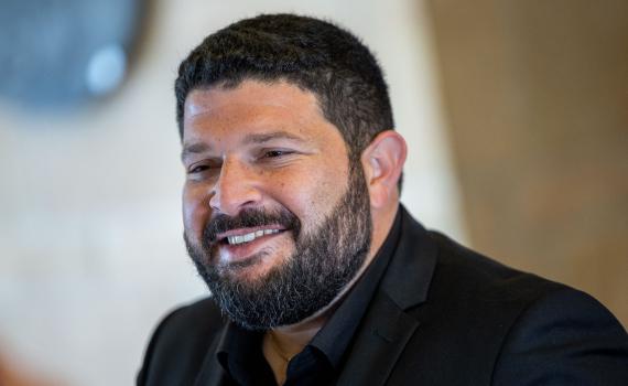 אחרי הפגישה עם נתניהו: אלמוג כהן חוזר בו מהתפטרותו