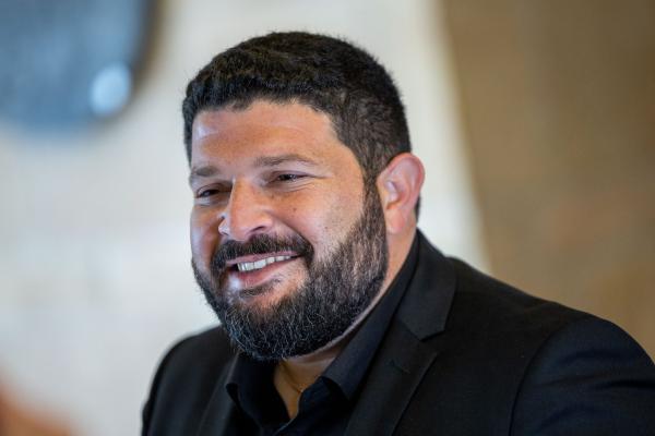 אלמוג כהן דורש להוציא את "אחים לנשק" מחוץ לחוק