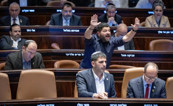 אלמוג כהן: "נתניהו היה אמור להכנס להצבעה בכיסא גלגלים"