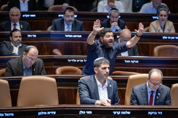 אלמוג כהן: "נתניהו היה אמור להכנס להצבעה בכיסא גלגלים"