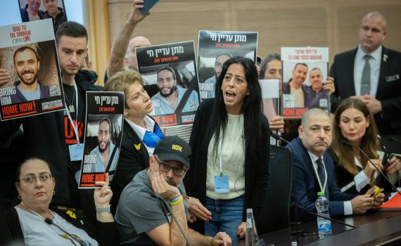 "משתיקים משפחות חטופים": עינב צנגאוקר לא הורשתה להיכנס לכנסת