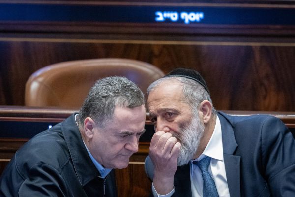 החרדים מחזירים אש: אין קשר בין חוק הגיוס לעסקת החטופים