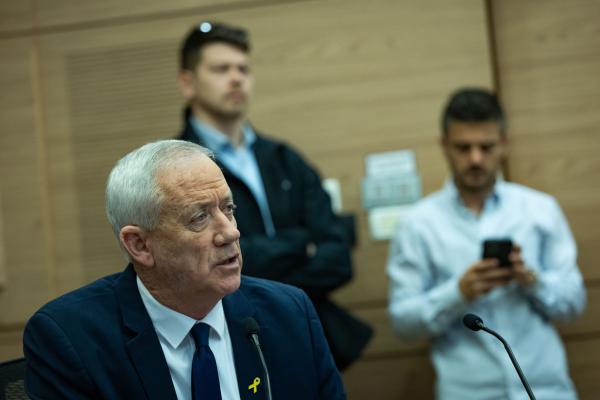 גנץ מגנה את המפגינים: "אלימות לא מקדמת את השבת החטופים"