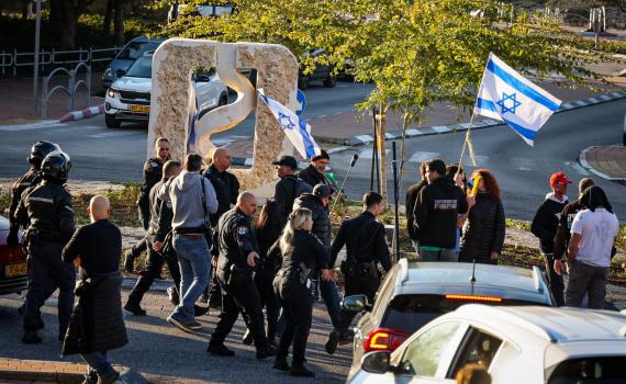 שני פעילי שמאל נעצרו לאחר שהתפרעו ליד ביתו של השר לוין