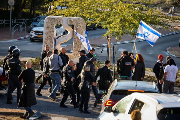 שני פעילי שמאל נעצרו לאחר שהתפרעו ליד ביתו של השר לוין