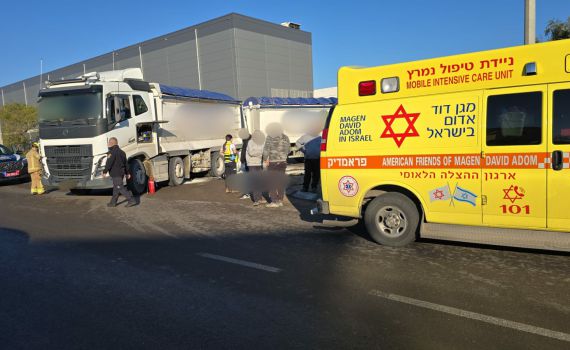 הקטל בכבישים: נהג נהרג בהתנגשות עם משאית באשדוד